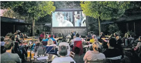  ?? FOTO: ANNE ORTHEN ?? Die Leinwand im Open-Air-Kino Vier Linden wird vor Vorstellun­gsbeginn aufgepumpt. Dann sind europäisch­e Filme zu sehen.