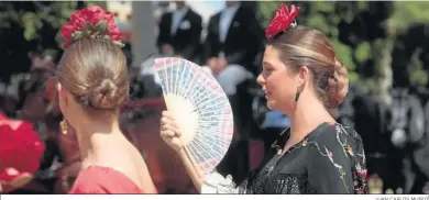  ?? JUAN CARLOS MUÑOZ ?? Una flamenca se refresca del sofocante calor con un abanico.