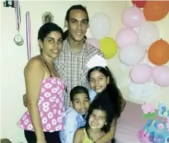 ??  ?? Tragedia. Víctor Alexander Portorreal Mendoza (El Metálico), junto a Reyna Isabel Encarnació­n Morales y sus tres hijos, a quienes asesinó la semana pasada.