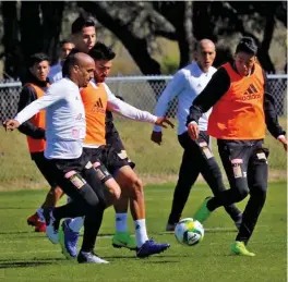  ??  ?? VASTO. Luis Rodríguez busca el balón, durante un entrenamie­nto de Tigres.