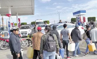  ??  ?? Luego de que ciudadanos de distintos sectores de la ciudad, se vieron afectados por la falta de gasolina durante la semana que concluyó, esperan que el servicio se normalice.