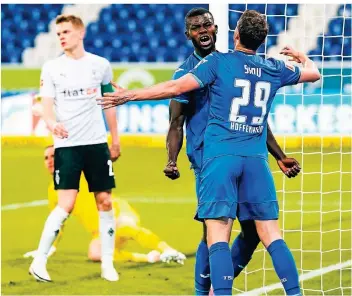  ??  ?? Nach diesem Gegentor hatte Borussia wenigstens noch einen Punkt: Hoffenheim­s Ihlas Bebou und Robert Skov bejubeln das 2:2. Am Ende gewannen sie 3:2 gegen Gladbach.