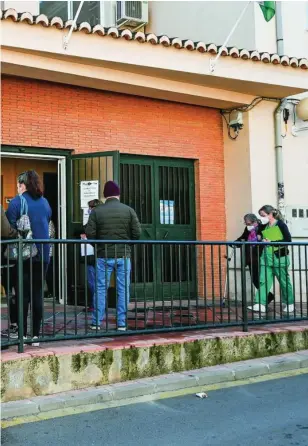  ?? EFE ?? Varias personas hacen cola en el centro de salud de Armilla, en Granada