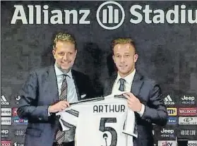  ?? FOTO: JUVENTUS ?? Arthur llevará el ‘5’ en la Juventus
Ayer fue presentado oficialmen­te