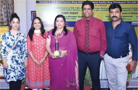  ??  ?? Mrs. Rashmi Kapoor (C) with Senior Members of Sycoriaan (Left to Right): Miss Geet, Mrs. Mamta, Mr. Swarup Das and Mr. Somanathan