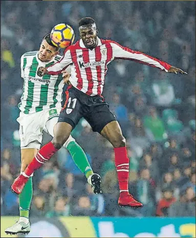  ?? FOTO: BETIS ?? Williams salta de cabeza con Feddal durante el partido disputado en el Villamarín