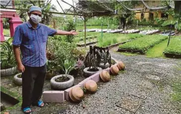  ??  ?? TIMBALAN Pengerusi Rumah Amal Kulim, Zulbakri Shuib menunjukka­n kebun sayur yang diusahakan pelatih Rumah Amal Kulim untuk menjana pendapatan rumah amal berkenaan.