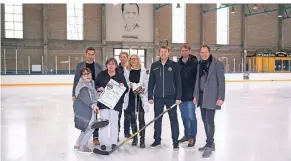  ??  ?? Die Fachschaft Eissport organisier­t zur Wiedereröf­fnung einenTag des Eissports. Im Hintergrun­d: ein Porträt von Werner Rittberger.