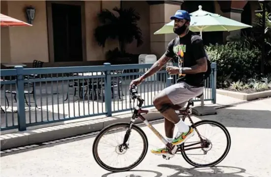  ?? FOTO ?? LeBron James steekt zijn spaarcente­n in het fietsenmer­k Canyon, de fiets waarop Mathieu van der Poel (foto) en Jasper Philipsen hoge ogen gooien.