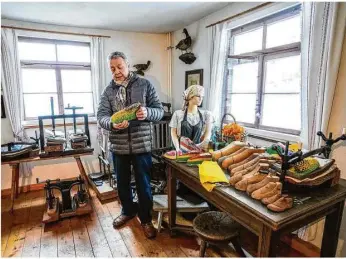  ?? Foto: Rudi Penk ?? Beim Historisch­en Mühlenvere­in Burgberg ist Manfred Staudeneck­er der Experte in Sachen Endsocken. Zusammen mit Vereinskol­legen hat er sich Gedanken gemacht, wie man das alte, vom Aussterben bedrohte Handwerk wieder ankurbeln kann.