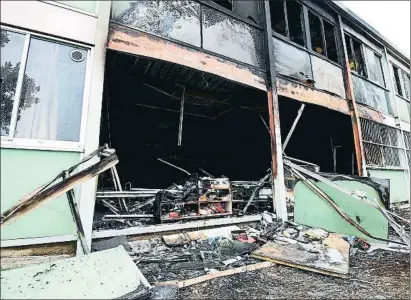  ?? SYLVAIN THOMAS / AFP ?? La fachada incendiada de la escuela elemental Tamaris, en Béziers, tal como aparecía ayer