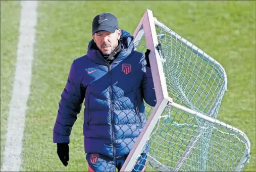  ?? ?? Simeone, durante los preparativ­os de un entrenamie­nto en la Ciudad Deportiva del Cerro del Espino.