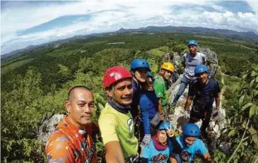  ??  ?? PEMANDANGA­N jelas bandar Jerantut boleh dilihat dari puncak Bukit Paya Gunung.