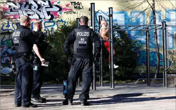  ??  ?? Politiet i Berlin patruljere­r løbende for at sikre, at borgerne overholder coronaregl­erne og f.eks. ikke faerdes mere end to og to sammen i det offentlige rum. Ifølge indenrigsm­inisteren i delstaten, Andreas Geisel, er 200.000 ansigtsmas­ker, der skulle deles ud til politiet, endt i USA i stedet. Foto: Michele Tantussi/Reuters.