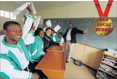  ?? Picture: DAVID MACGREGOR ?? TOP MARKS: Unsung hero Mzikayiso Mani gives one final extra maths lesson to some of the pupils he has been teaching free of charge at a Bathurst township school