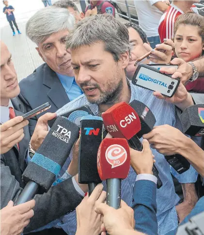  ?? CONSTANZA NISCOVOLOS ?? Derrota.
Lammens, ayer, habla con la prensa tras votar en un colegio de Palermo.