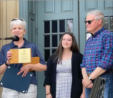  ?? SUBMITTED PHOTO ?? State Sen. Carolyn Comitta presents West Chester Green Team members with the Community Pride Award from Keep Pennsylvan­ia Beautiful. Comitta nominated the Green Team and the West Chester Business Improvemen­t District for the award in recognitio­n of their work in creating a pollinator garden at the Chestnut Street parking garage.