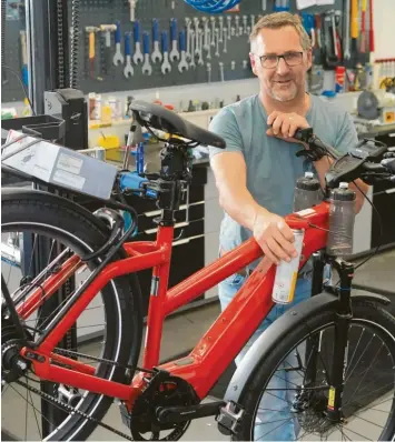  ?? Foto: Oliver Wolff ?? Der Augsburger Fahrradhän­dler Thomas Lis kann sich nicht über zu wenig Käufe und Reparatura­ufträge beschweren. Schon vor Corona boomte bundesweit das Geschäft mit E‰Bikes. Die Pandemie treibt die Verkaufsza­hlen weiter hoch.