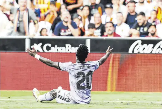  ?? AFP ?? Vinicius protesta desde el césped durante el partido contra el Valencia el pasado domingo.