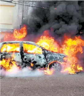  ??  ?? Uno de los automóvile­s quemados.