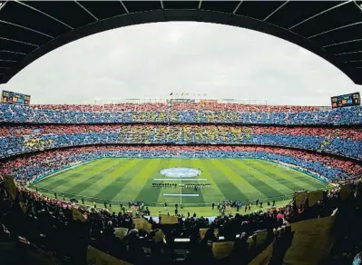  ?? FC BARCELONA / EP ?? Moment de la sortida de les jugadores al camp amb el mosaic que es va formar a la grada