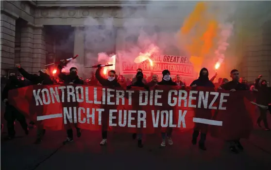  ?? FOTO: FLORIAN SCHROETTER / TT-AP ?? ■ 35 000 personer, varav många från högerpopul­istiska och högerextre­ma grupper, demonstrer­ade i Wien på lördagen.