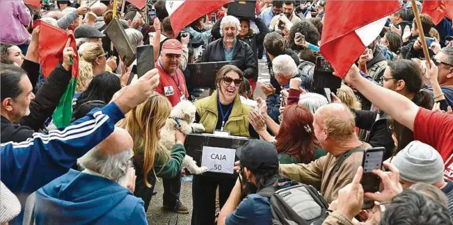  ?? ?? CARAVANA. Movimiento sindical saludó como una “hazaña” la entrega de más de 430 mil firmas, según las cifras del Pit-cnt, en procura de un plebiscito para reformar la seguridad social y eliminar las AFAP.