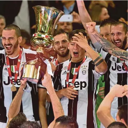  ?? AFP PIC ?? Juventus players celebrate with the trophy after winning the Italian Cup at the Olympic Stadium in Rome on Wednesday.