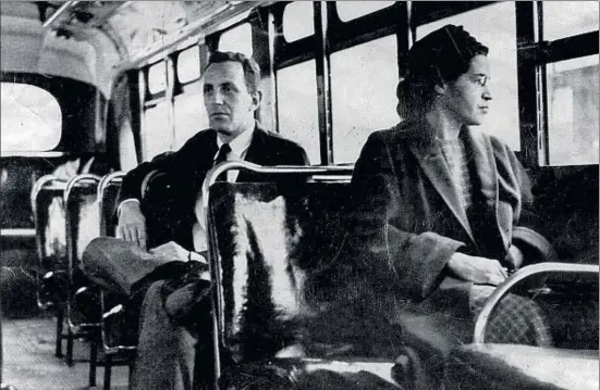  ?? AP ?? Rosa Parks asseguda en un autobús de Montgomery en una imatge sense data, presa dies després que es negués a cedir el seient