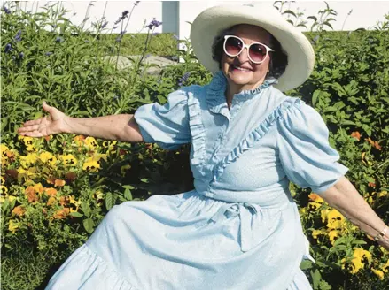  ?? LADY BIRD JOHNSON WILDFLOWER CENTER 1993 ?? Claudia“Lady Bird”Johnson shows her wildflower­s at the LBJ Ranch in Stonewall, Texas.