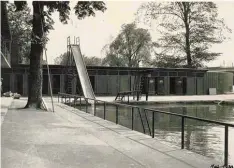  ??  ?? Mit der Rutsche oder vom Sprungturm aus ins kühle Nass: Das war 1930 möglich. Heute gibt es eine 9,5 Meter hohe Riesen Wasserruts­che.