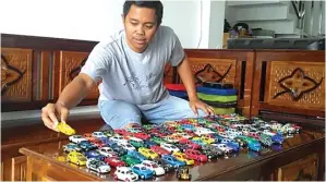  ?? DIDIK BUDI SUSILO FOR JAWA POS RADAR TULUNGAGUN­G ?? TELATEN: Didik Budi Susilo menunjukka­n miniatur mobil miliknya kemarin.