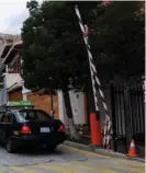 ?? AFP ?? Policías vigilaban en la entrada de la residencia de la embajadora mexicana en La Paz.