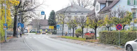  ?? FOTO: HEB ?? Die Vorschrift auf ausreichen­d freie Sicht auf Zebrastrei­fen hat dazu geführt, dass vor dem Übergang im Bereich des Hotels Linde drei weitere Parkplätze weggefalle­n sind.