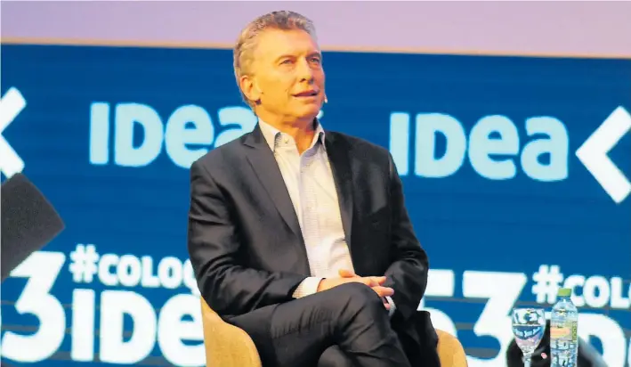  ?? FABIÁN GASTIARENA ?? Cómodo. El presidente Mauricio Macri dio una entrevista pública en una especie de living que le armaron los organizado­res de IDEA en un escenario en el Sheraton.