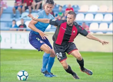  ??  ?? DISPUTA. Miramón trata de zafarse de Bernardo durante el partido de ayer en el Municipal de Reus.