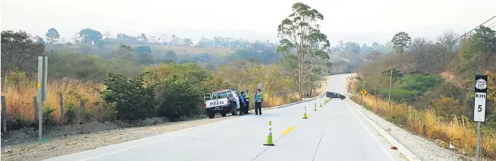  ??  ?? OBRA. La estructura de pavimento incluye la rehabilita­ción de los accesos desvío a Guarita, acceso desvío de Tambla a Tomalá en Lempira.