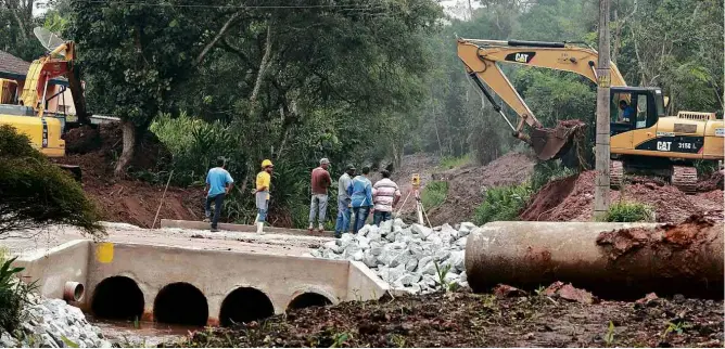  ??  ?? Obra para reforçar margem de córrego em Ribeirão Pires, na Grande SP, e evitar que caia terra dentro da água; por causa das reformas, interligaç­ão entre mananciais levará 35 dias