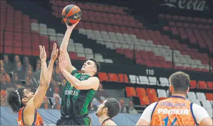  ?? FOTO: M.A. POLO (ACB PHOTO) ?? Neno Dimitrijev­ic hizo mucho daño con sus tiros cortos. El macedonio sentenció al final con una canasta clave