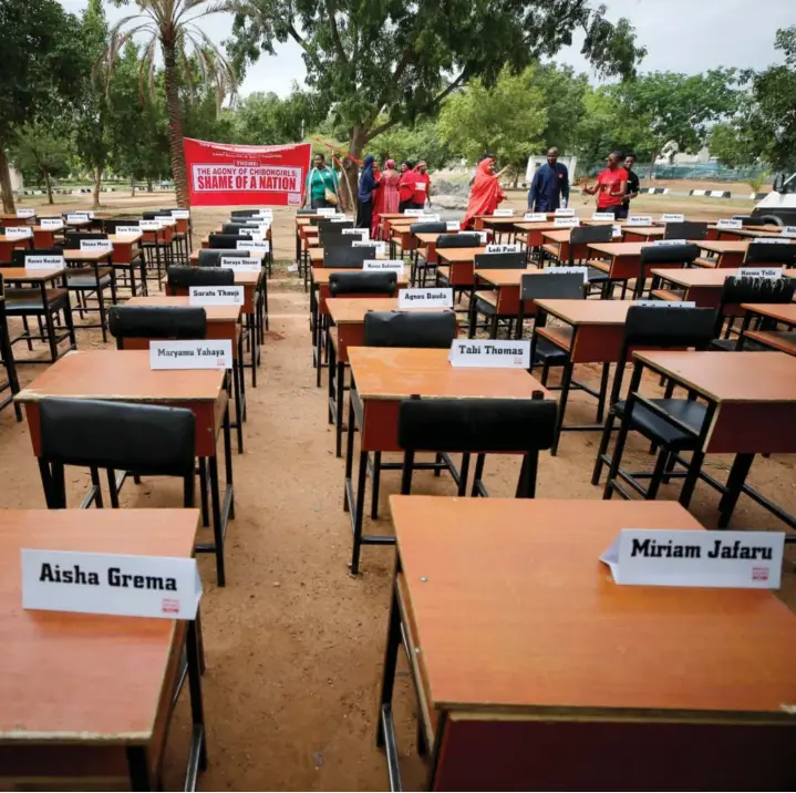  ?? FOTO: AFOLABI SOTUNDE, REUTERS/NTB SCANPIX ?? Navnene til de savnede nigeriansk­e skolejente­ne i Chibok står på tomme pulter på skolen i forbindels­e med femårsdage­n for kidnapping­en. 276 jenter ble bortført av Boko Haram i 2014.