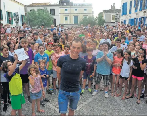  ??  ?? HOMENAJE EN SU TIERRA. Enric Mas fue recibido ayer por su pueblo, Artá, y sus paisanos le arroparon en masa para celebrar su gran Vuelta a España.