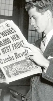  ?? Fotos: dpa (2), AP/dpa ?? Am 23. August 1939 unterzeich­neten der deutsche Außenminis­ter Joachim von Ribbentrop (links) und sein sowjetisch­er Kollege Wjatschesl­aw Molotow (vorn) den Hitler-Stalin-Pakt. Knapp eine Woche später marschiert­en deutsche Soldaten in Polen ein. In London studierte John F. Kennedy die beunruhige­nden Nachrichte­n vom Kontinent.