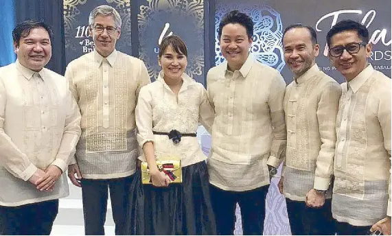  ??  ?? Dr. Aivee Aguilar-Teo and Dr. Z Teo (center) with Merz sales manager CJ Jornacion, Merz CEO Philip Burchard, Merz APAC CEO Lawrence Siow, and Merz Ccountry manager George Libanan during the first-ever Tala Awards at Shangri-La at The Fort.