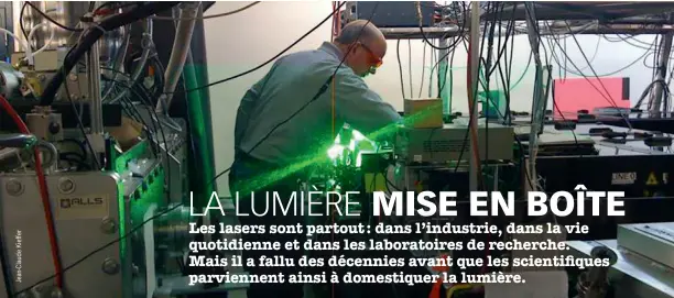  ??  ?? Les équipement­s de système laser nécessiten­t des ajustement­s minutieux comme le fait ici le technicien François Poitras de l’INRS à Varennes.