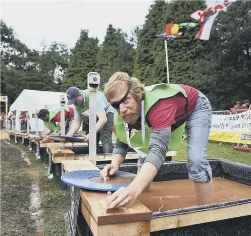  ??  ?? While some competitor­s in the World Gold Panning Championsh­ips were calmness personifie­d, others were more agitated, below