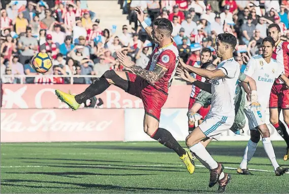  ?? FOTO: PERE PUNTÍ ?? Aday Benítez intenta rematar el balón durante el partido de la primera vuelta del campeonato de LaLiga Santander disputado en Montilivi entre el Girona y el Real Madrid