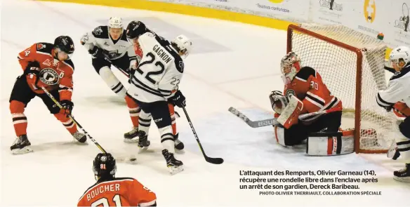  ?? PHOTO OLIVIER THERRIAULT, COLLABORAT­ION SPÉCIALE ?? L’attaquant des Remparts, Olivier Garneau (14), récupère une rondelle libre dans l’enclave après un arrêt de son gardien, Dereck Baribeau.