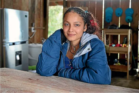  ?? PHOTO: MIAMI HERALD ?? A member of Colombia’s Farc guerrillas member since she was 11, Yuliana Reyes, now 23 ,shares her experience­s at war and at the ‘‘Zona Veredal Transitori­a de Normalizac­ion’’ la Lima in the town of Icononzo.