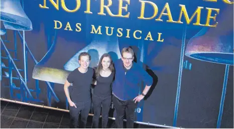  ?? FOTO: PRIVAT/JACOB ?? Jonas Jacob (von links), Sara Boos und Benjamin Jacob haben es in den Projektcho­r des Musicals „Der Glöckner von Notre Dame“geschafft und stehen derzeit in Stuttgart auf der Bühne.