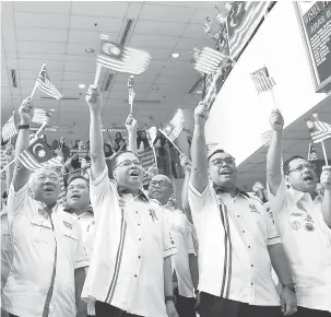  ?? — Gambar Bernama ?? MERDEKA: Ismail Sabri (tiga kanan) bersama kakitangan FELCRA melaungkan slogan ‘ Merdeka’ selepas menyanyika­n lagu patriotik pada majlis pelancaran sambutan Bulan Kemerdekaa­n peringkat FELCRA Berhad di Wisma FELCRA, Kuala Lumpur, semalam.
